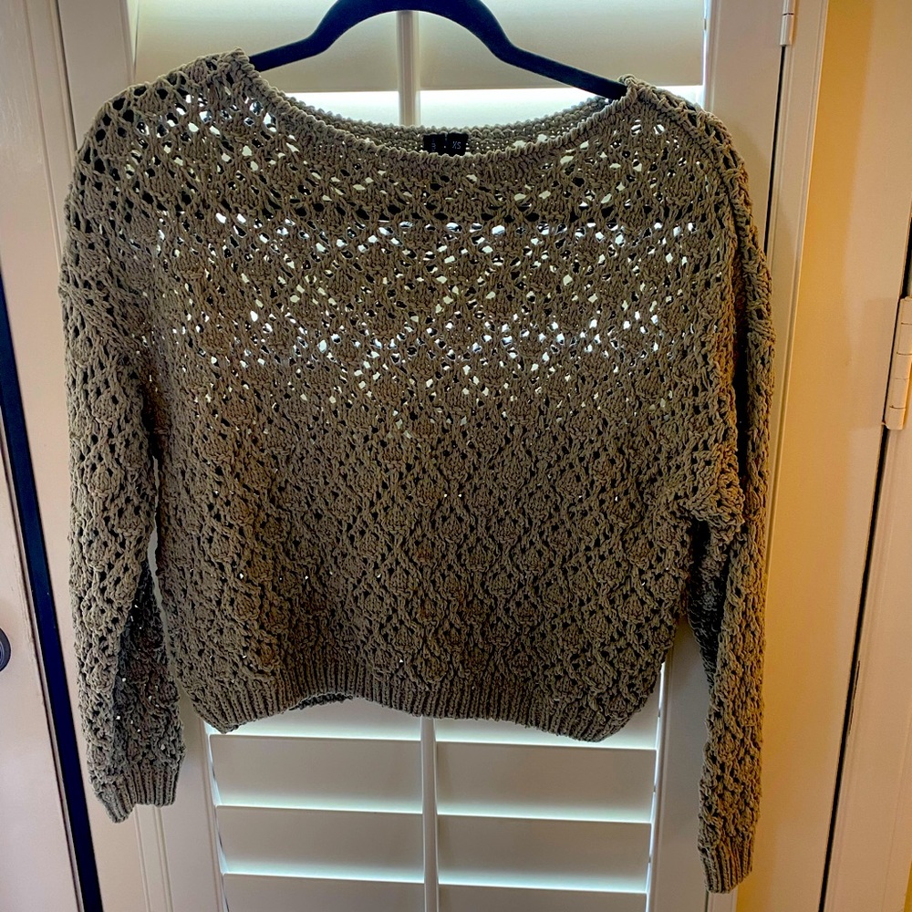 Long sleeve knitted shirt.